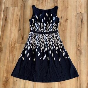 LOFT Size 2 Navy and White Leaf Fitted Top Flared Bottom Knee-Length Dress